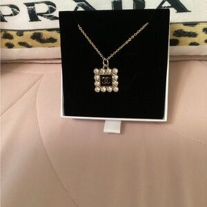 Elegant Gold and Black Pendant Necklace